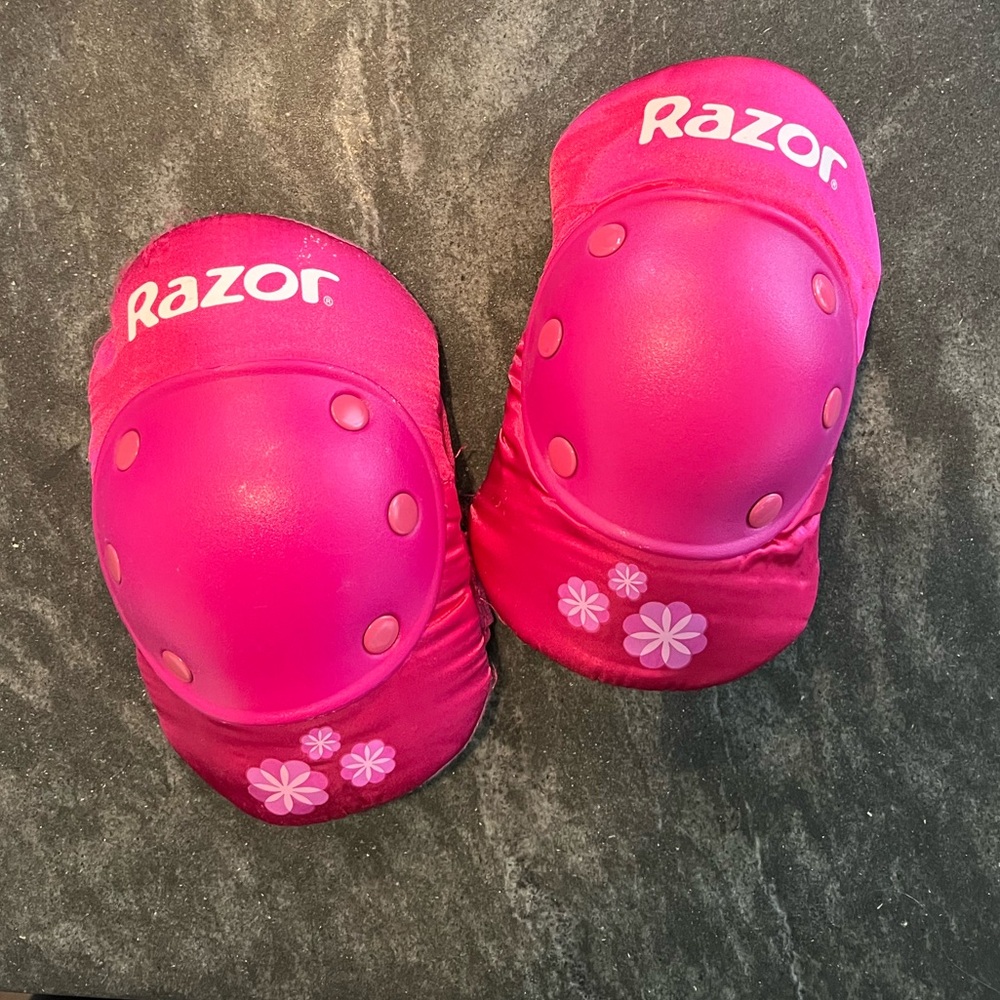 Razor Adjustable Sweet Pea Knee Pads Size M (Ages 8-14)